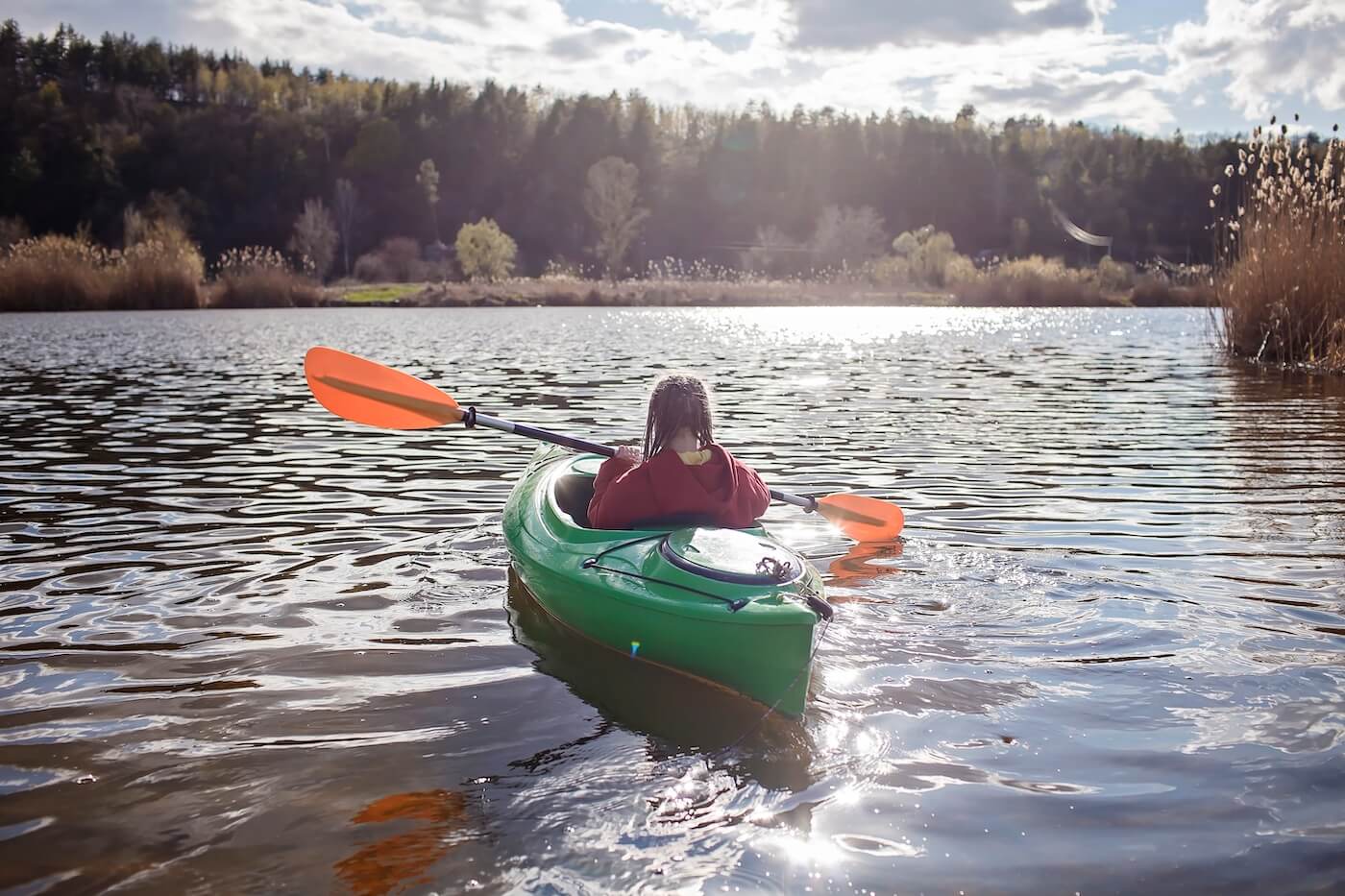 Jeune fille faisant du kayak seule sur la rivière