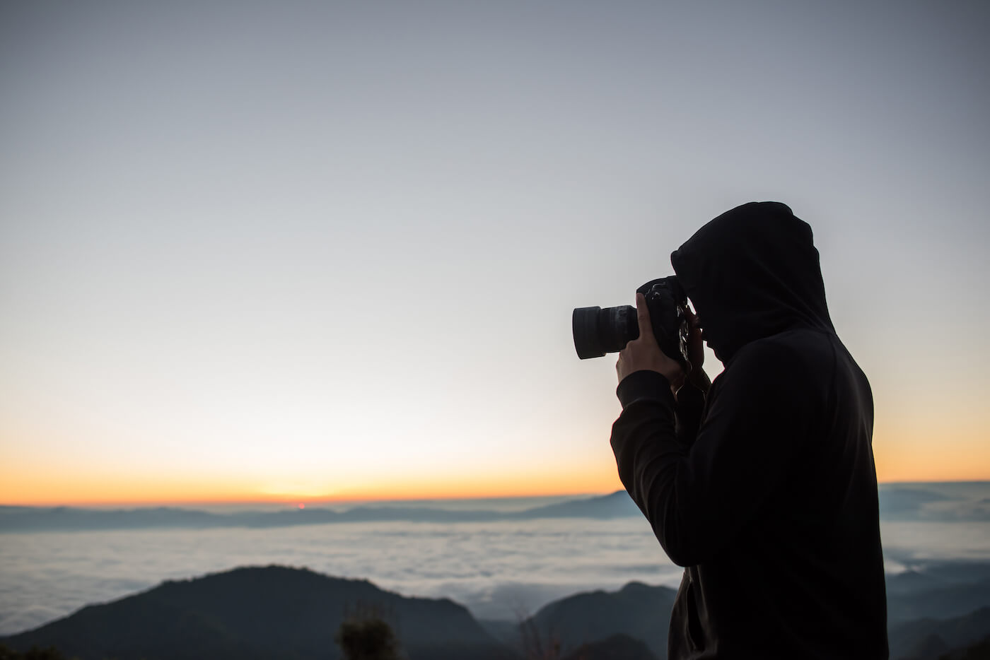 Un photographe situé en camping prend une photo du paysage